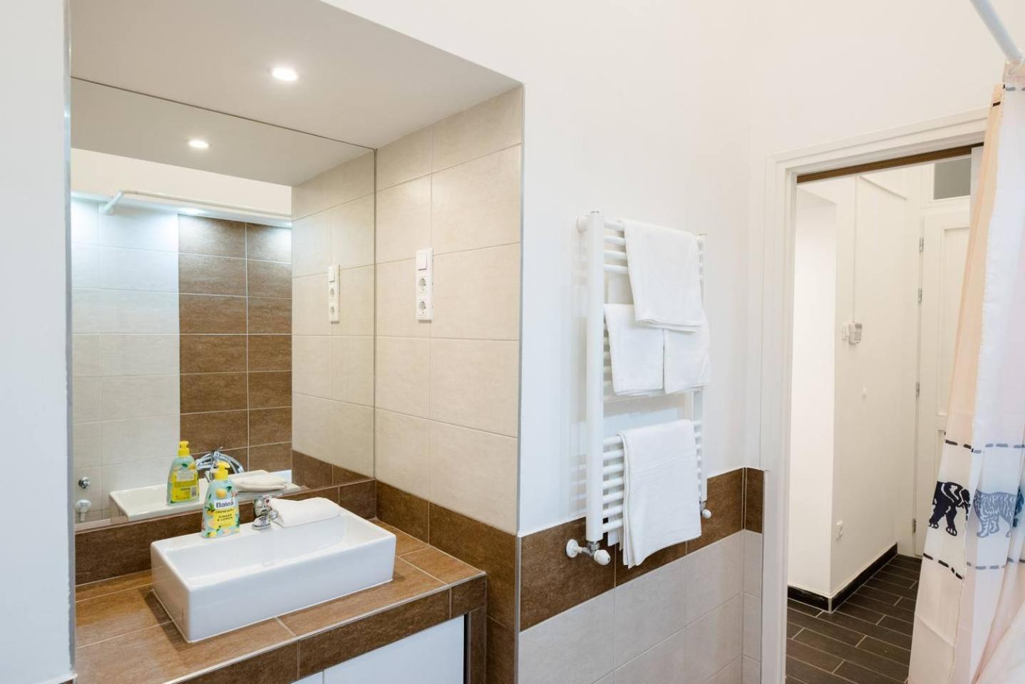 Newly Refurbished At Superb Location Apartman *
